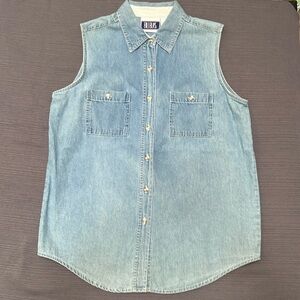 **WOMEN ‘S LIGHTWEIGHT BILL BLASS DENIM SLEEVELESS SHIRT** SZ MED